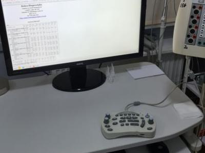monitor na biurku